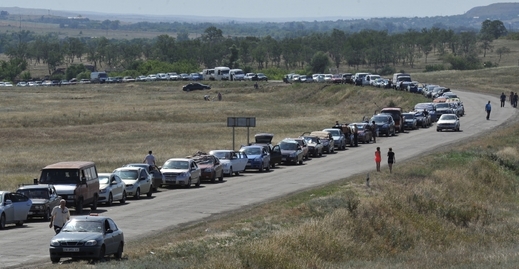 Kolony aut s uprchlíky na ukrajinsko-ruské hranici.