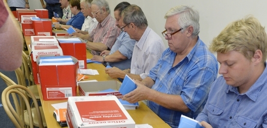 Sčítání hlasů vnitrostranického referenda.