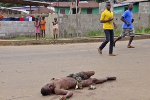 Mrtvé oběti eboly často zůstávají ležet na ulici.