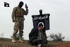 Radikálové z IS popravují na propagačním videu Iráčana.