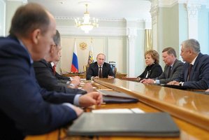 Prezident Putin s bezpečnostními poradci.