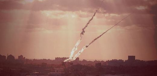Hamas odpaluje z obydlených čtvrtí rakety na Izrael.