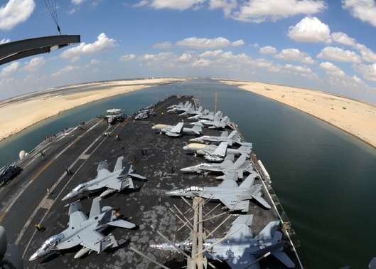 Suezem proplouvá americká letadlová loď USS Enterprise.