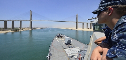 Raketový křižník USS Nitze proplouvá roku 2014 Suezem.