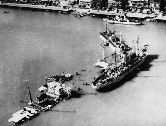 Suezská krize roku 1956. Egypt blokuje průplav potopenými loděmi.