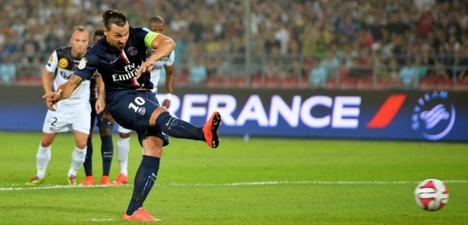Střílející kapitán PSG Zlatan Ibrahimovič.