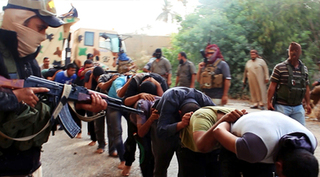 Teroristé z IS popravují irácké muže.