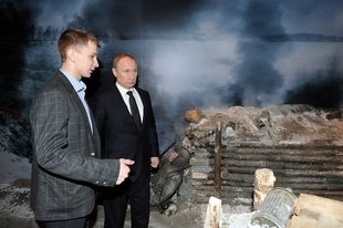 Prezident Putin (vpravo) na výstavě o blokádě Leningradu.