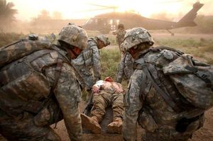 Zbytečné umírání? Zraněný americký voják v Iráku (po invazi r. 2003).