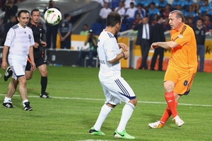 Erdogan při exhibičním fotbalovém zápase (vpravo v oranžovém).