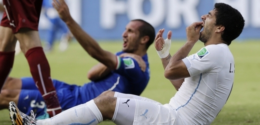 Uruguayský útočník Luis Suárez kousl italského obránce Giorgia Chielliniho na fotbalovém mistrovství světa.