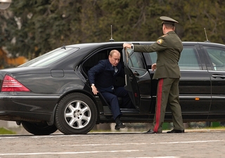 Putin vystupuje ze svého mercedesu.