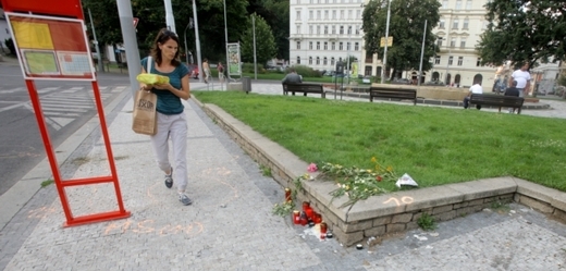 Na místo tragédie na pražském Smíchově dávají lidé svíčky.