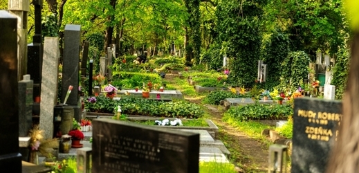 Hrob Karla Jaromíra Erbena lidé najdou na pražských Olšanských hřbitovech.