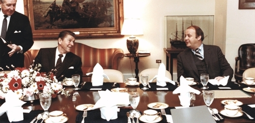 Ronald Reagan (vlevo) u společného stolu s Jamesem Bradym, který zemřel na následky postřelení.