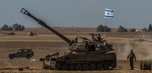 Obě nepřátelské strany jsou v plné pohotovosti. Na snímku izraelský tank na jižních hranicích.