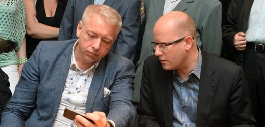 Ministr vnitra Milan Chovanec (vlevo) míří do Norska, premiér Bohuslav Sobotka dá přednost Česku.