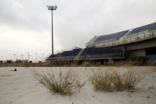 Stadion, kde váleli plážový volejbalisté, zarůstá bez využití trávou.