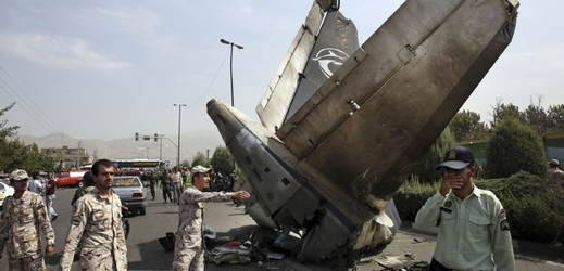 Zřícené letadlo v centru íránského hlavního města Teheránu.