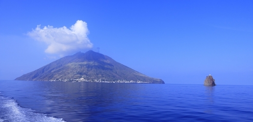 Italská sopka Stromboli během aktivity v roce 2012.