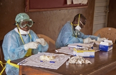 Boj s ebolou v Sierra Leone.