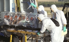 Převoz španělského kněze nakaženého ebolou.