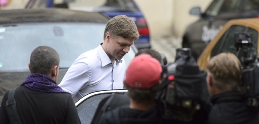 Pražský primátor Tomáš Hudeček odjíždí od sídla magistrátu, kde 11. srpna ráno potvrdil, že v několika budovách úřadu zasahují detektivové z Útvaru pro odhalování organizovaného zločinu.