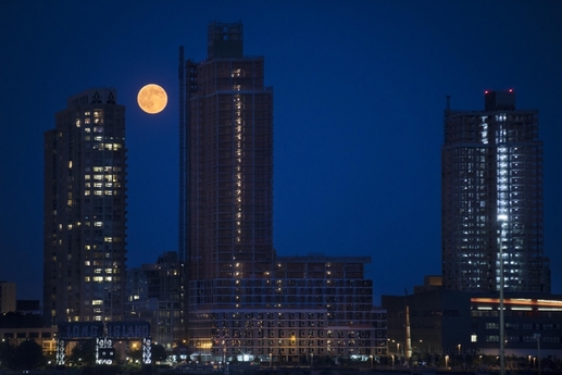 Měsíc nad Queensem v New Yorku. (Foto: ČTK/AP)