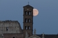 "Superměsíc" zpestřil i pohled na Koloseum a kostel Santa Francesca Romana v Římě. (Foto: ČTK/AP)