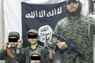 Australský islamista se svými synky.