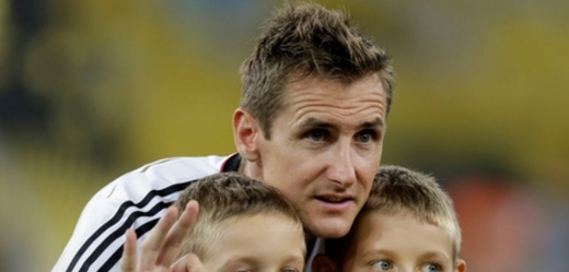Miroslav Klose se svými syny s trofejí pro mistra světa.