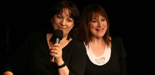 Zpěvačky Martha (vlevo) a Tena Elefteriadu v divadle Semafor.
