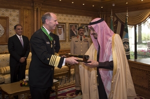 USA a Saúdové - blízcí spojenci. Na snímku adm. Jonathan Greenert předává dárek saúdskému korunnímu princi Salmanu Abdel Azízovi.