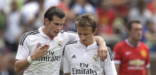 Gareth Bale (vpravo) rozmlouvá s Lukou Modričem. 
