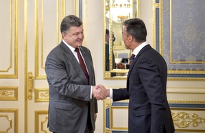 Šéf NATO Rasmussen a ukrajinský prezident Porošenko. Aliance přilévá v poslední době do ukrajinského ohně až příliš mnoho oleje.