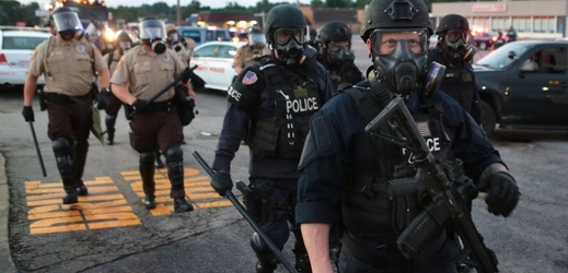 Policie v St. Louis zasahuje proti demonstrantům.