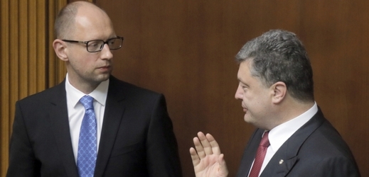 Ukrajinský prezident Arsenij Jaceňuk a prezident Petro Porošenko.