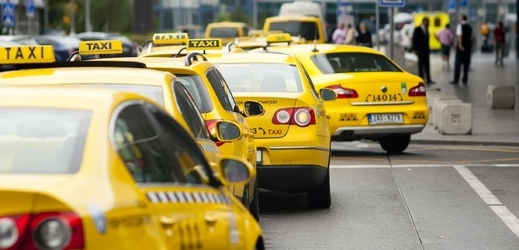 Taxíky firmy AAA u pražského letiště.