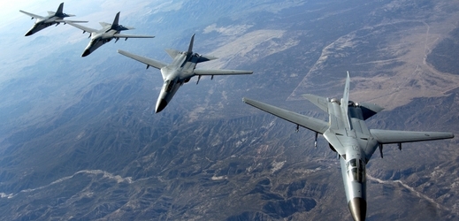 Úzká vojenská spolupráce. Australské F-111 trénují v Nevadě.
