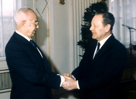 Gustav Husák přeje Miloši Jakešovi k jeho 75. narozeninám na Pražském hradě (snímek ze 7. ledna 1988).