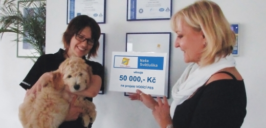 Lenka Pláteníková z Občanského sdružení Vodící pes a Murphy přebírají šek od Evy Děkanové, marketingové manažerky společnosti Geis.
