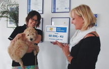 Lenka Pláteníková z Občanského sdružení Vodící pes a Murphy přebírají šek od Evy Děkanové, marketingové manažerky společnosti Geis.