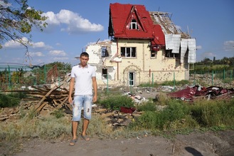 Ilja Lazarenko - hned na začátku května si jeho dům vybrali povstalci jako štáb - stál nedaleko silnice, obrovský s rozlehlou zahradou.