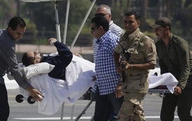 Mubaraka dovezli k soudu na nosítkách.