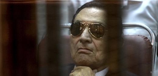 Svržený egyptský prezident Husní Mubarak před soudem v Káhiře.