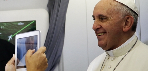 Papež pózuje v letadle žurnalistovi.