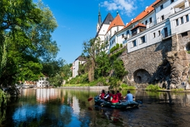 Jedno z nejhezčích míst pro vodáky - Vltava v centru Českého Krumlova.