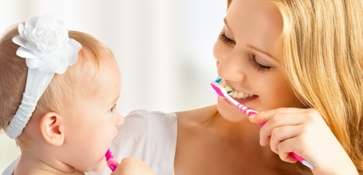 Ne všichni dospělí si čistí dvakrát denně zuby (ilustrační foto).