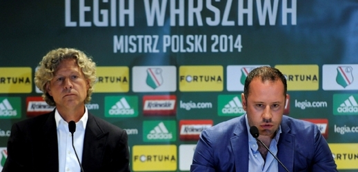 Majitel klubu Warsaw Dariusz Mioduski (vlevo) a prezident Legie Boguslaw Lesnodorski (vpravo).