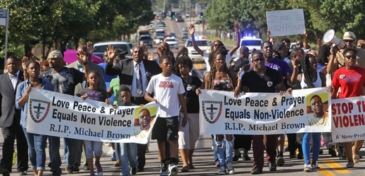 Protesty v městě Ferguson po smrti černošského mladíka.